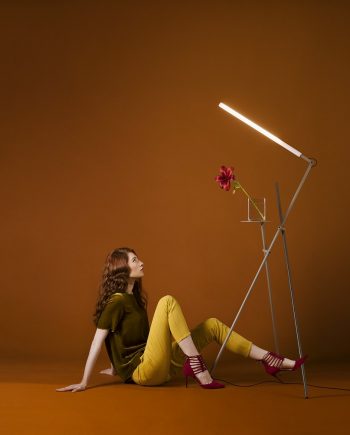 Làmpada de peu Asana | Imatge amb model estirada | mobles i altres elements de qualitat | Punt mobles | mobles Gifreu | Distribuïdor oficial Girona