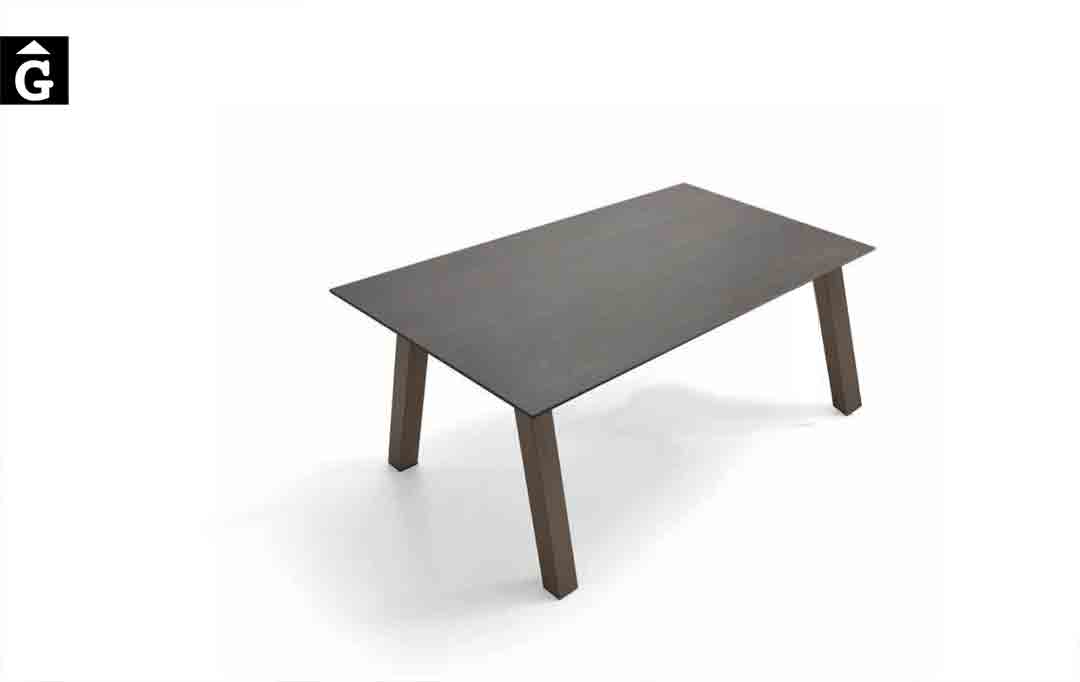 Taula-Nordic-perspectiva-fons-blanc-Pure-Designs-mobles-Gifreu