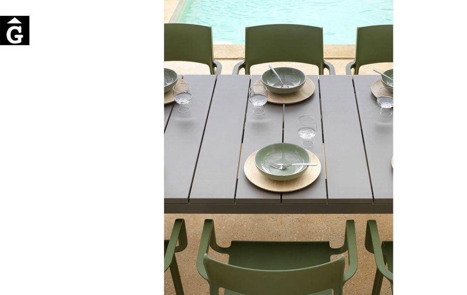 Taula Rio i cadira Trill amb braços | detall | Nardi | mobiliari d'exterior amb disseny italià
