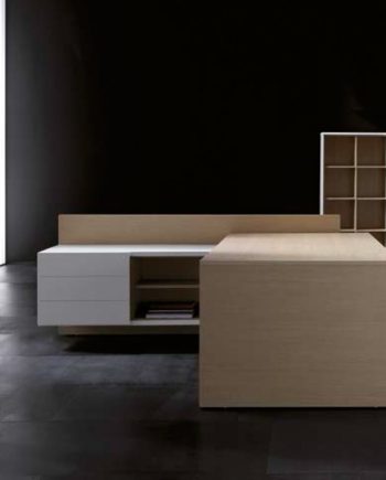 Taula despatx executiu Vektor xapa fusta natural | Forma 5 | mobiliari d'oficina molt interessant | mobles Gifreu | botiga | Contract | Mobles nous d'oficina