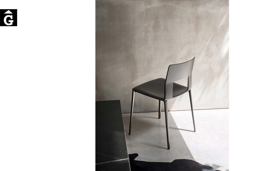 Cadira Kobe | Vista del darrera | L’art del Made in Italy plasmat a la materia | Taules | Cadires | Butaques |mobles minimalistes | Desalto | Distribuidor oficial | mobles Gifreu