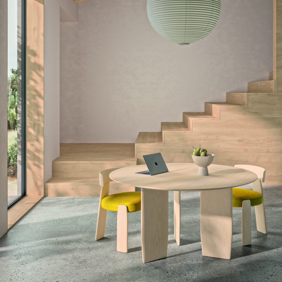 Oru ambient taula i cadira entapissat groc disseny Patricia Urquiola