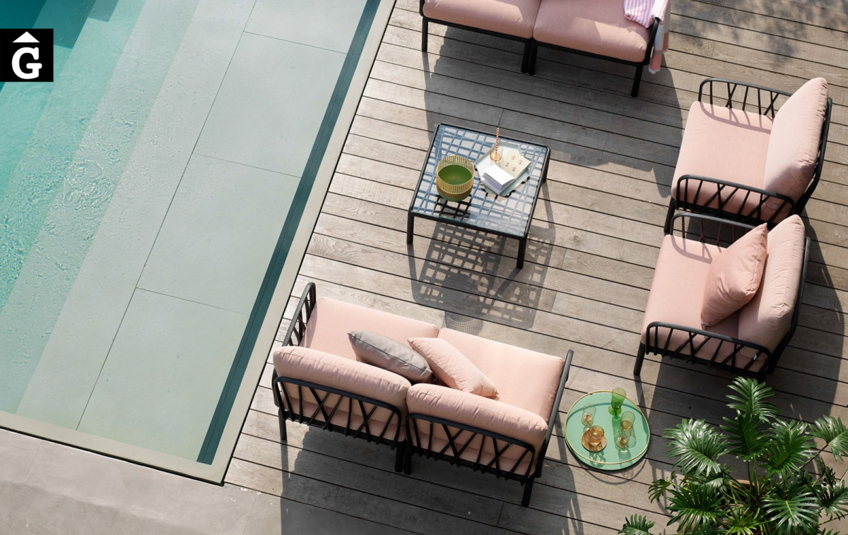 Sofà Komodo Antracita i Rosa Quars | Nardi | mobiliari d'exterior amb disseny i a preus molt competitius | Premiat amb el Good Design Award de Xicago i amb German Design Awards 2020