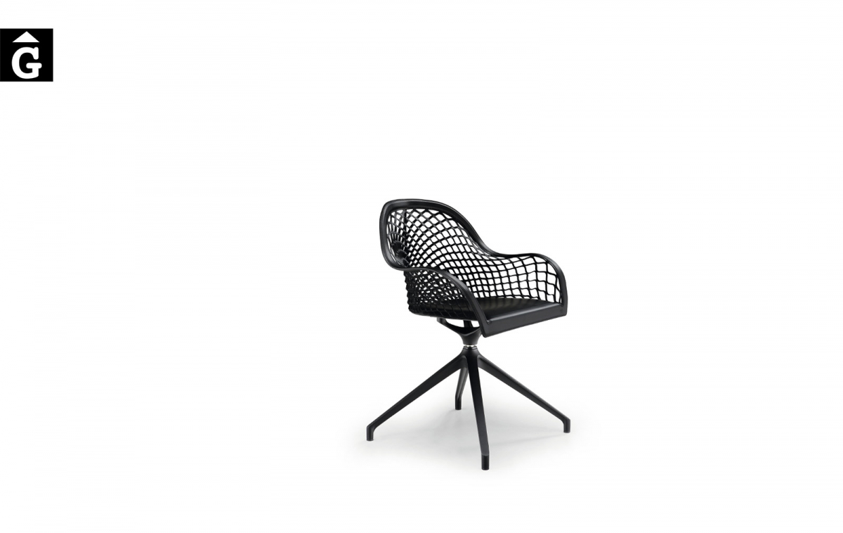 Cadira pell amb braços Guapa P MX CU de MIDJ | Disseny de Sempere |Taules i cadires de disseny actual | modern i conservador| casual i elegant | mobles Gifreu | Productes de qualitat