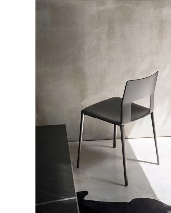 Cadira Kobe | Vista del darrera | L'art del Made in Italy plasmat a la materia | Taules | Cadires | Butaques |mobles minimalistes | Desalto | Distribuidor oficial | mobles Gifreu