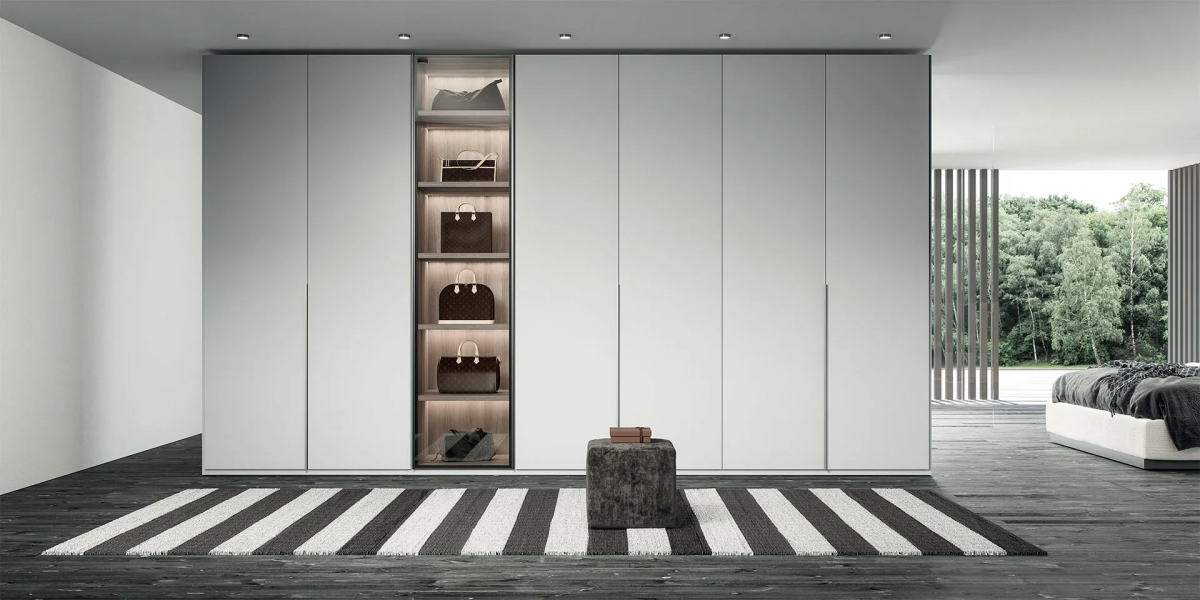 Armari portes batents amb porta expositora i llum indirecte led