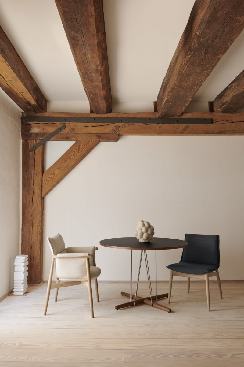 Cadira encoixinada amb braços E005 - ambient