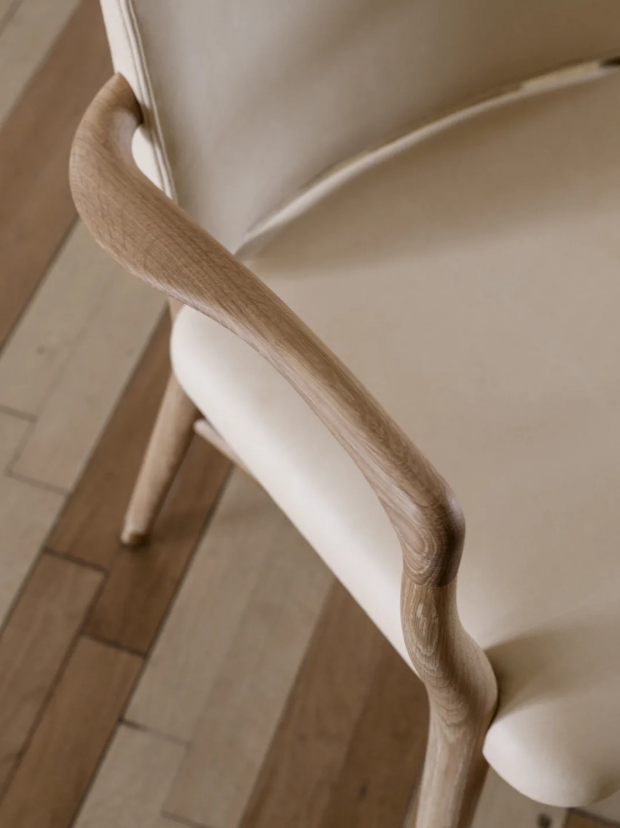 Monarch Chair VLA61 - blanca amb el detall del braç