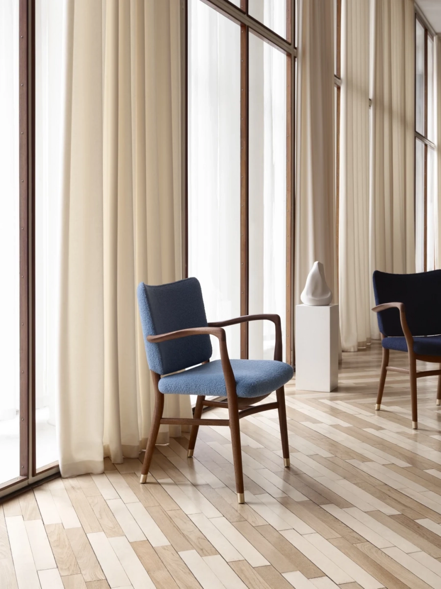 Monarch Chair VLA61 - blava amb potes i braços de fusta