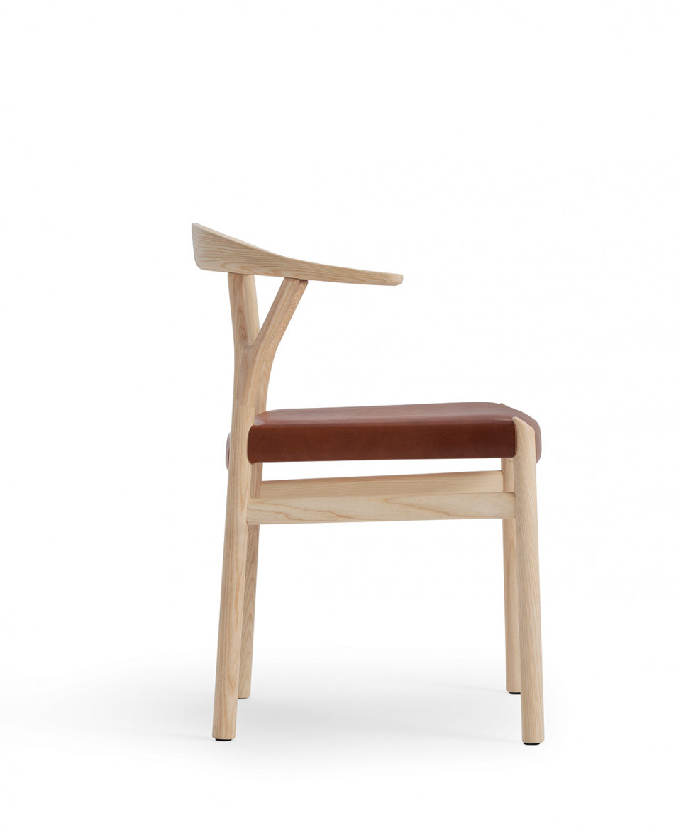 Cadira Oslo amb braços – de perfil