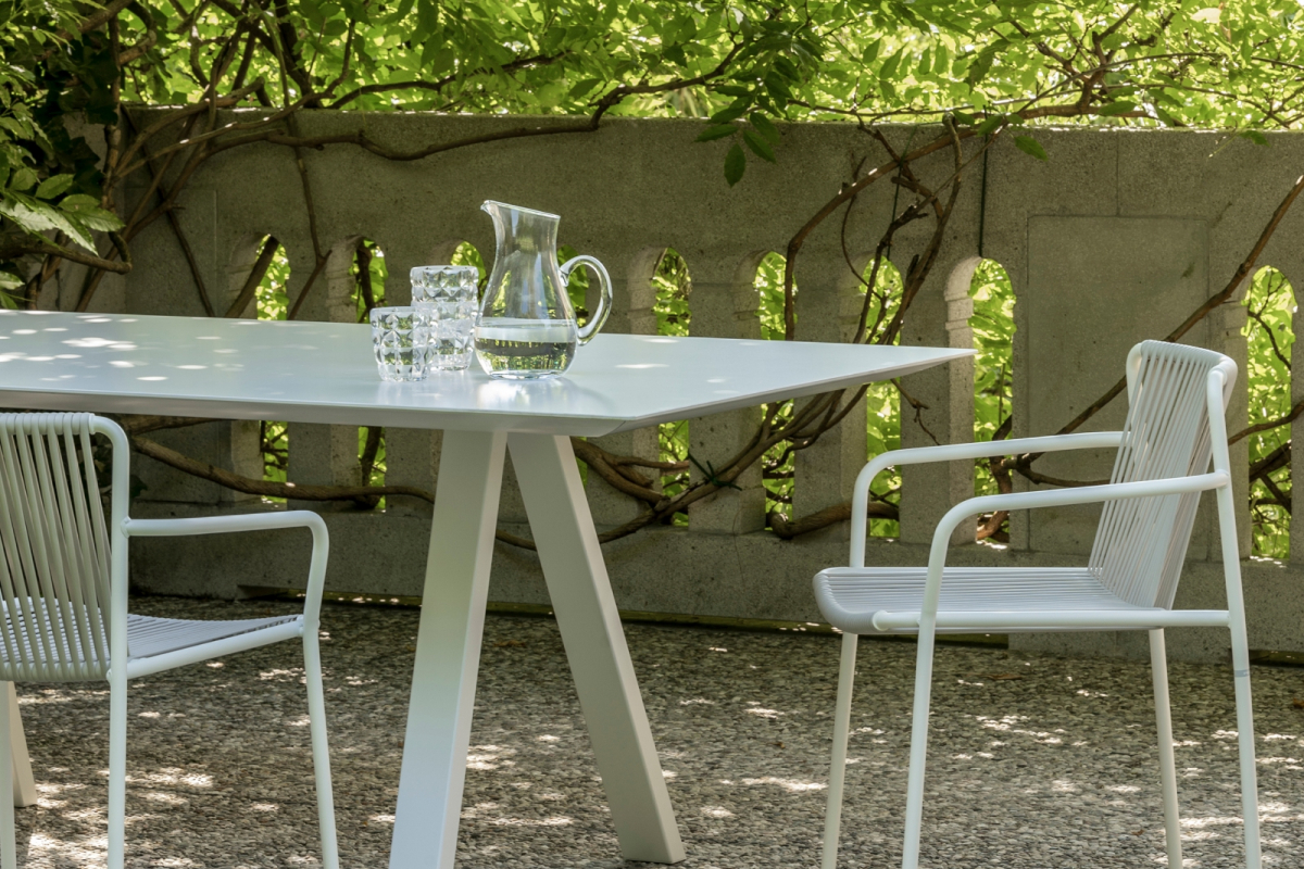 Cadira Tribeca per exterior Pedrali al costat de taula de jardí, ambient elegant i acollidor.